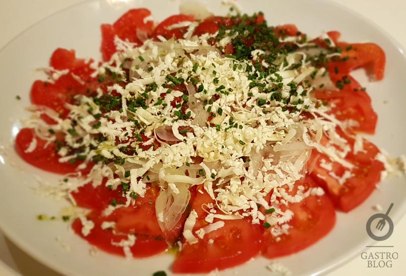 Ensalada de tomate y queso de cabra restaurante txubillo