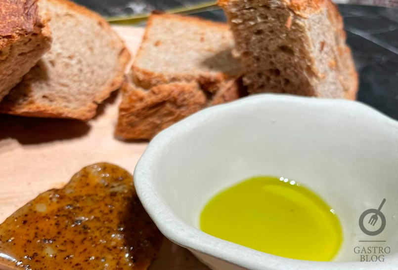 Pan, mantequilla y aceite de oliva